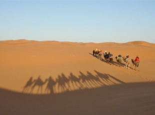 Tour privado de 2 días desde Fes a Merzouga , Tour de Fes al desierto y trekking en camello
